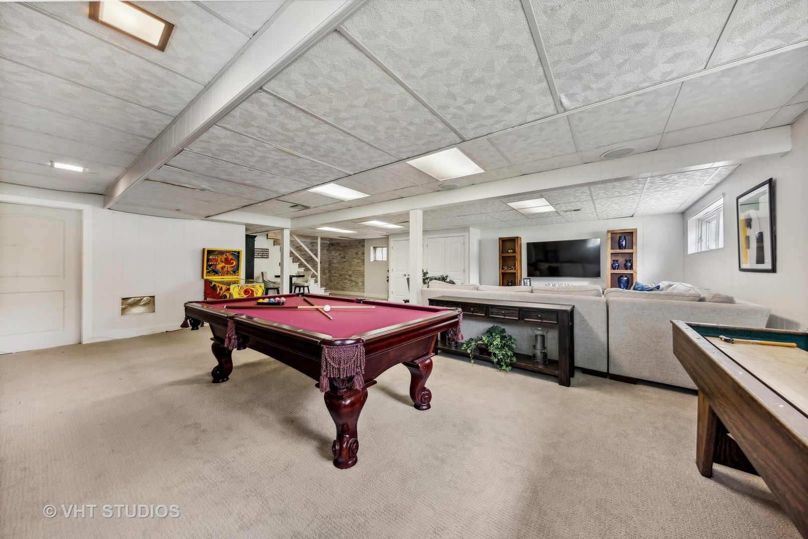 8460 Dolfor Cove Burr Ridge, IL 60527 - Photo 23 of 32 a room with furniture and flat screen tv