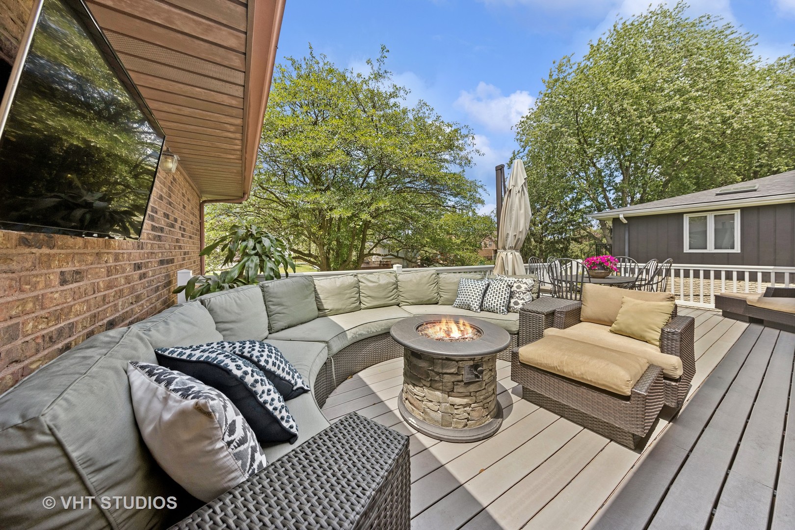 8460 Dolfor Cove Burr Ridge, IL 60527 - Photo 26 of 32 a view of a patio on the roof deck