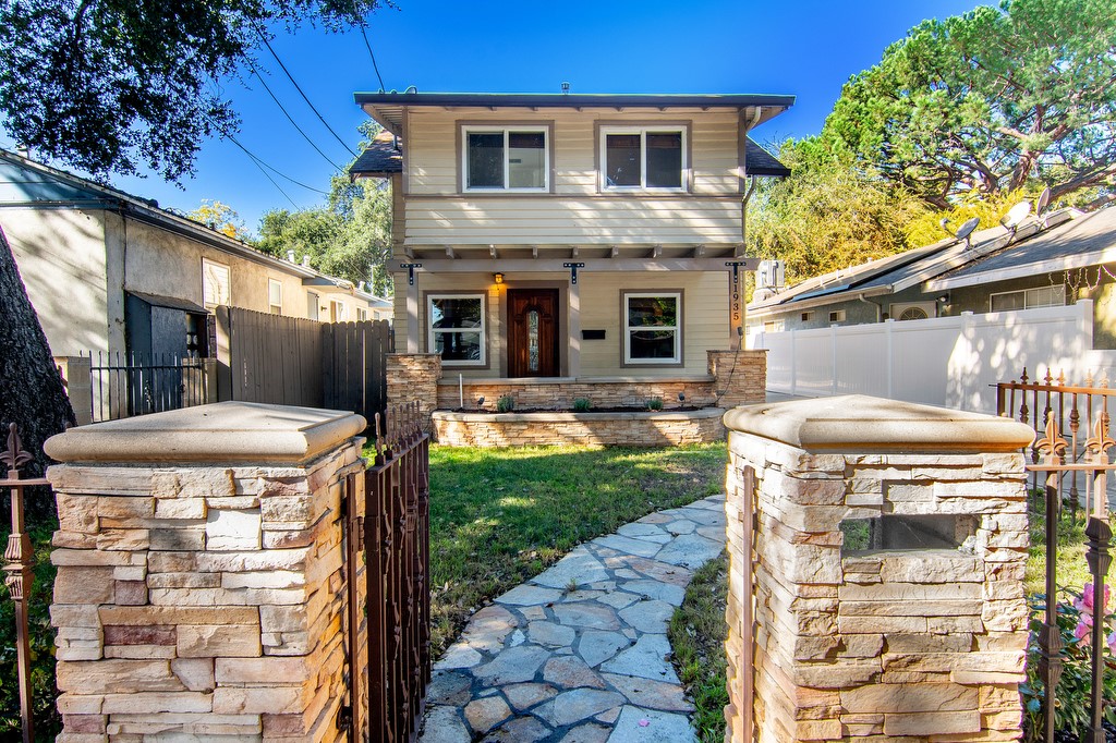 a view of a house with a yard