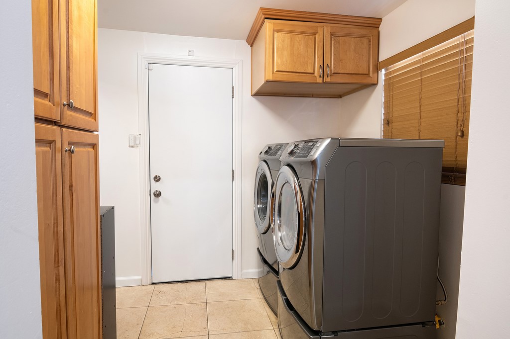 1935 Summit Avenue Pasadena, CA 91103 - Photo 14 of 27 a utility room with dryer and washer