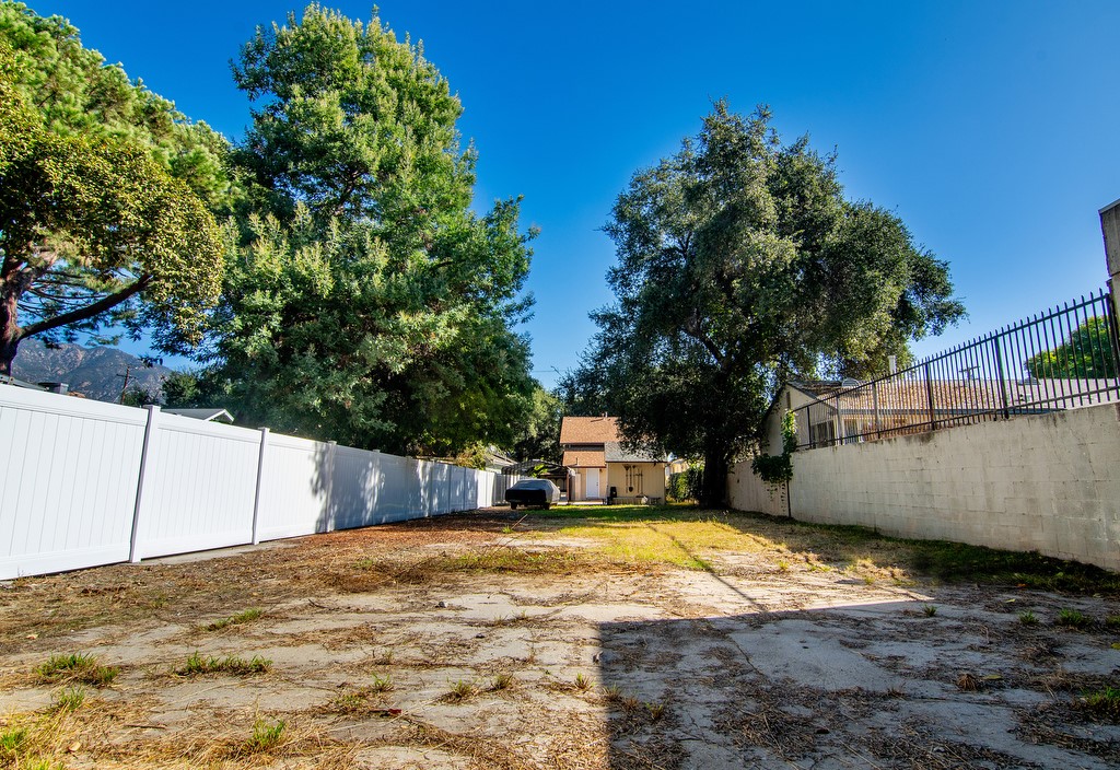 1935 Summit Avenue Pasadena, CA 91103 - Photo 24 of 27 a view of a backyard