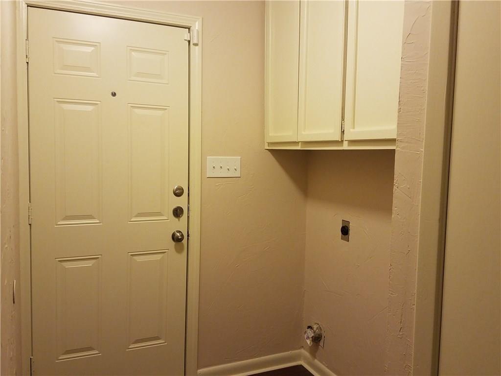6919 West Cleburne Road Fort Worth, TX 76133 - Photo 5 of 15 Laundry room