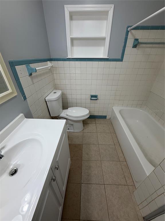 4117 Highland Loop New Port Richey, FL 34652 - Photo 5 of 12 a bathroom with a sink a toilet and bathtub