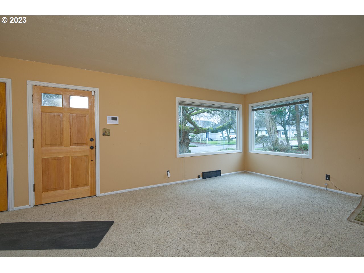 2738 Field Street Longview, WA 98632 - Photo 2 of 20 Living Room