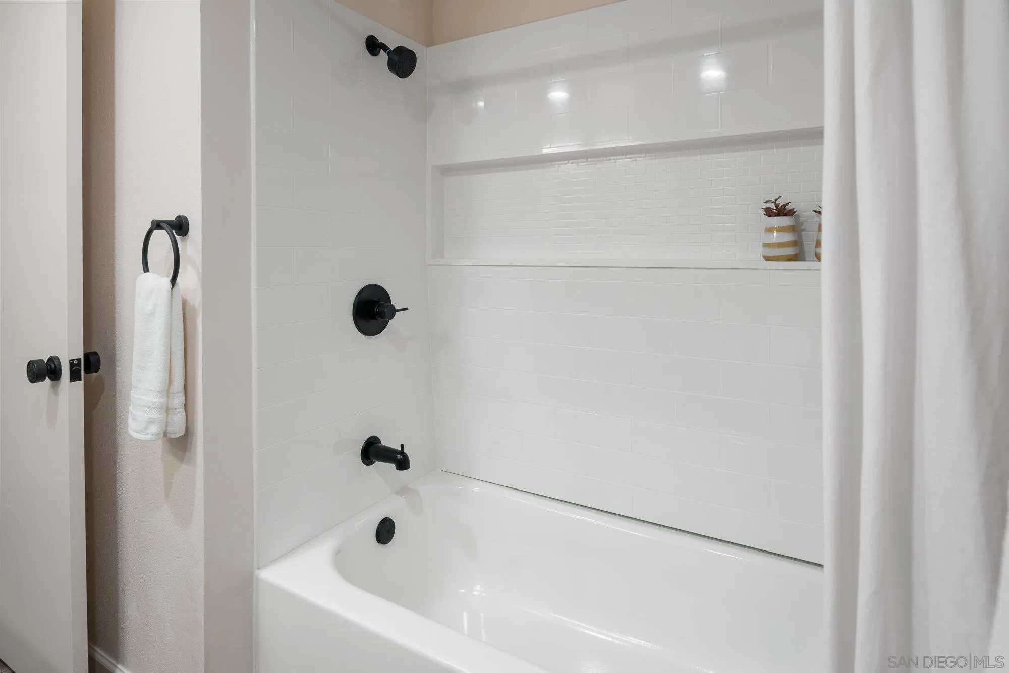 2352 Altisma Way, Unit 15 Carlsbad, CA 92009 - Photo 33 of 42 a bathroom with a bathtub