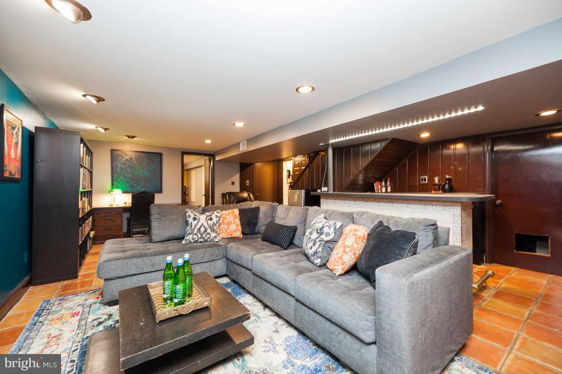3600 Lowell Place Silver Spring, MD 20902 - Photo 26 of 33 Ready for football and family for the holidays!