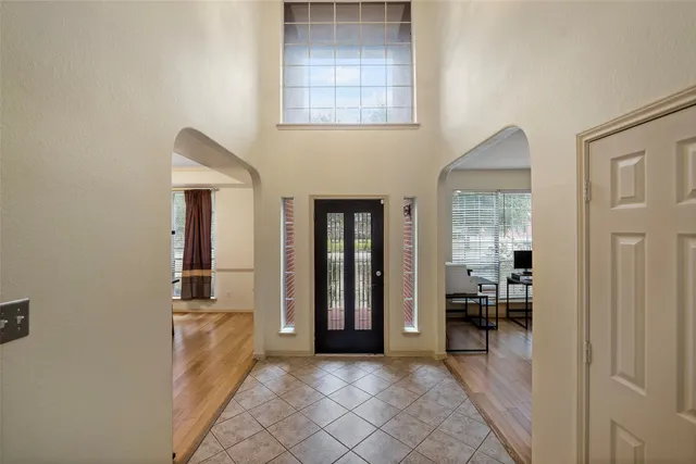 a view of livingroom with furniture