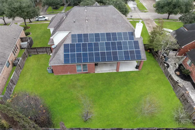 a view of an house with backyard
