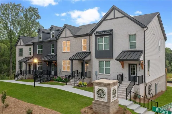 $579,900 | 634 Oakleaf Grove Lane, Sugar Hill, GA 30518