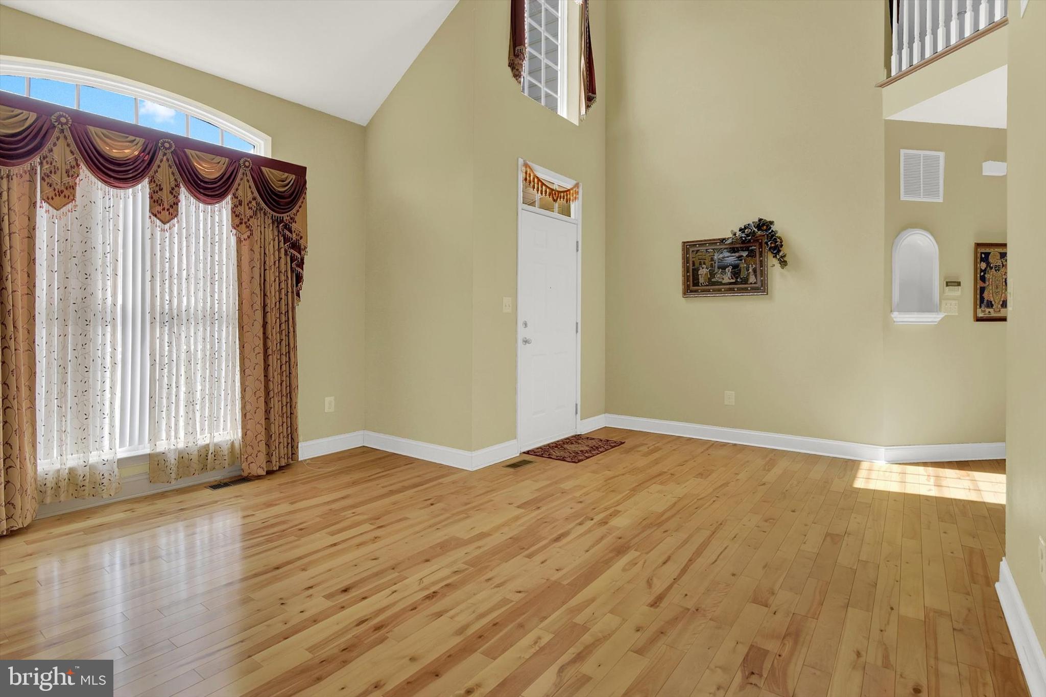 9023 Hines Road Parkville, MD 21234 - Photo 3 of 36 Living room and main enterance