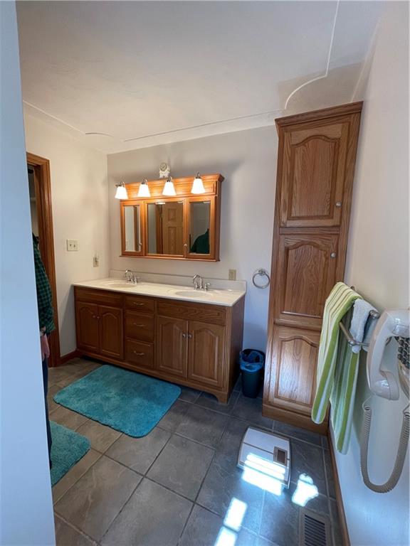 40 Fitzwilliams Road Washington, PA 15301 - Photo 13 of 23 a bathroom with a tub sink and mirror
