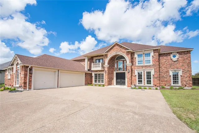 $1,124,000 | 53 West Bar-Le-Doc Drive, Corpus Christi, TX 78414