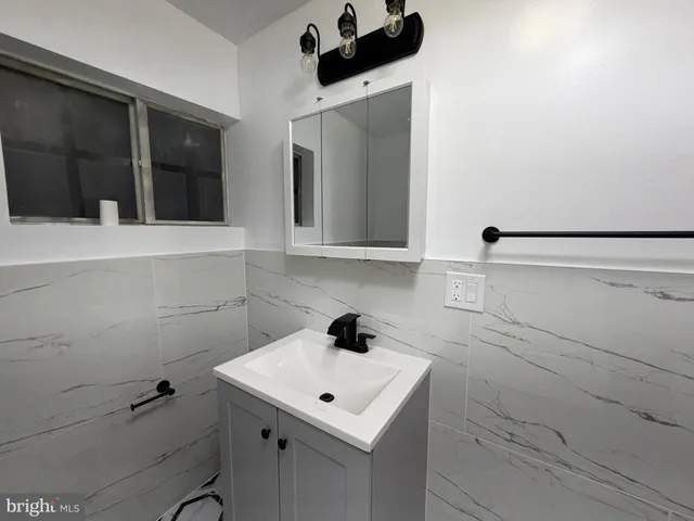 $2,370 | 144 Washington Street, Unit C, Mount Holly, NJ 08060