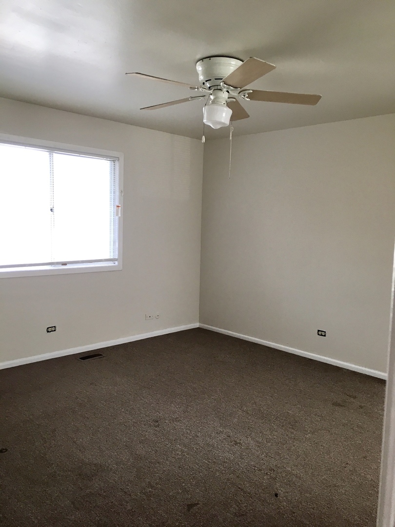 Undisclosed Address Carol Stream, IL 60188 - Photo 4 of 9 an empty room with a window