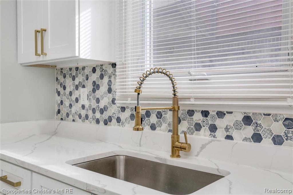 5557 Yorkshire Road Detroit, MI 48224 - Photo 4 of 19