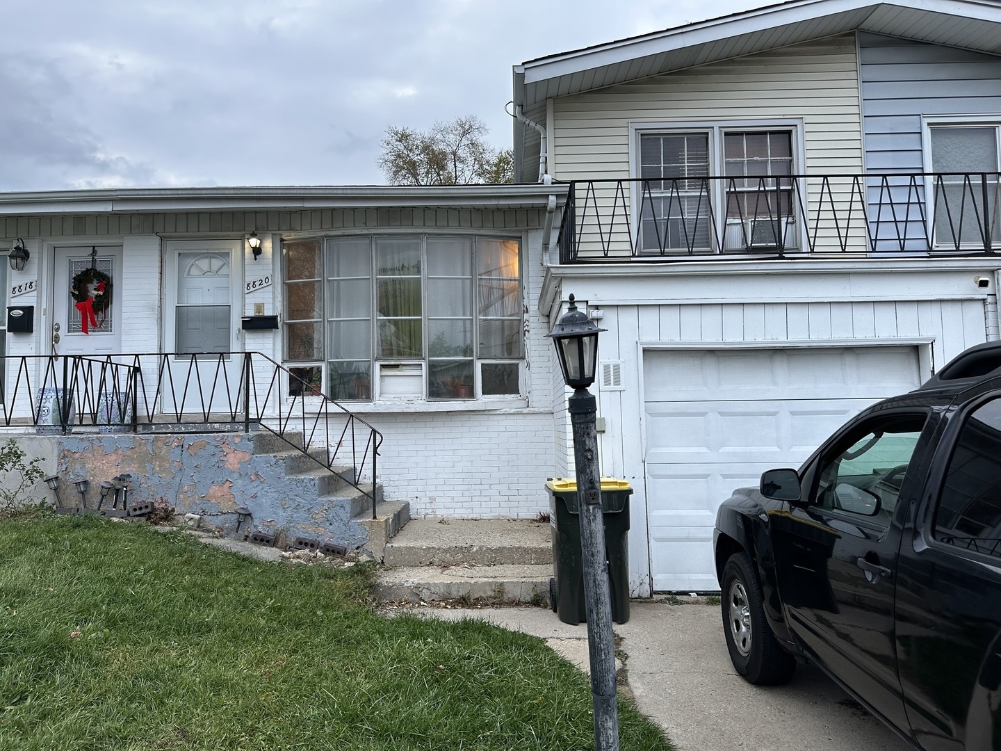a view of front a house with a yard