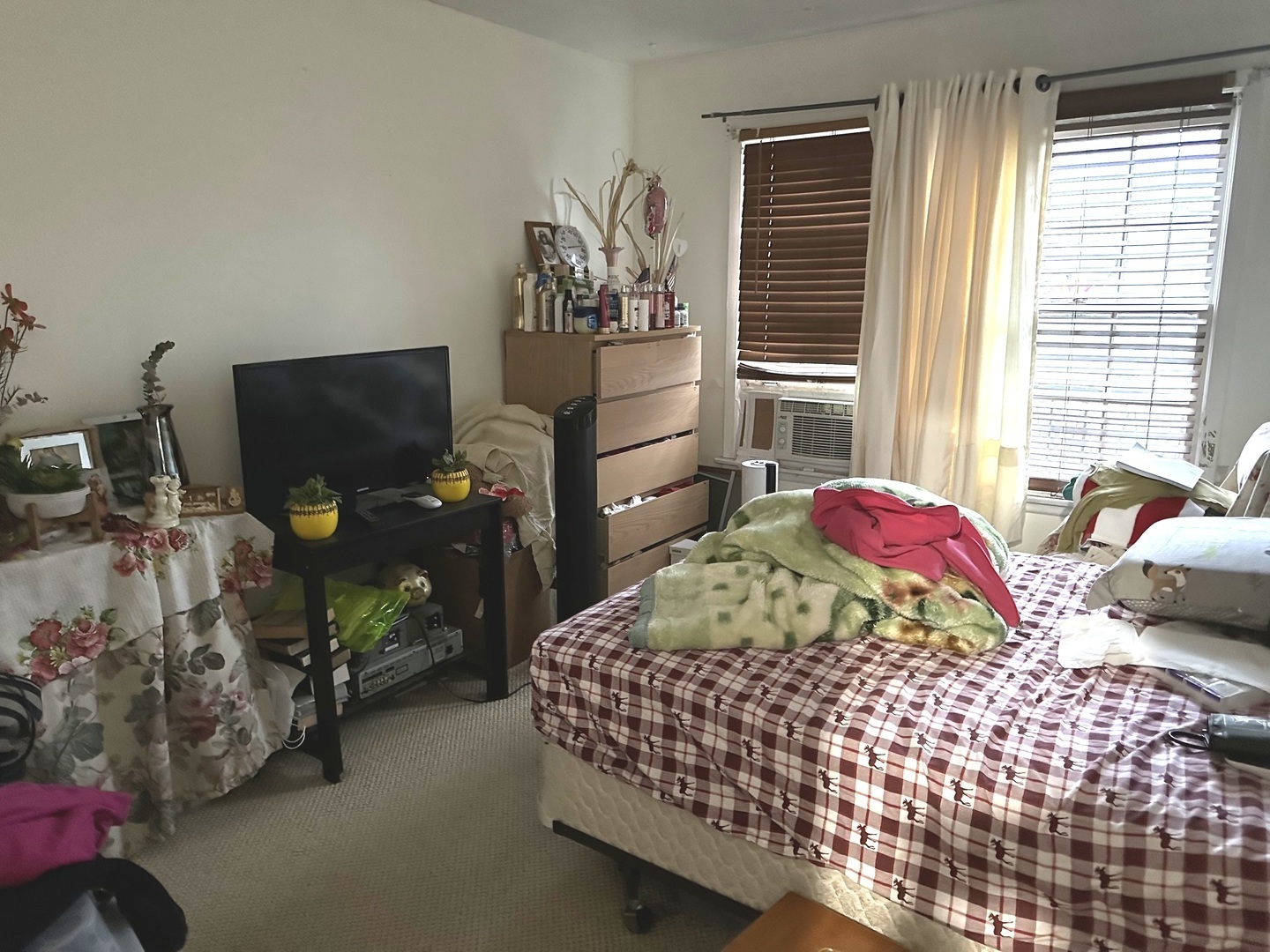 8820 Robin Drive Des Plaines, IL 60016 - Photo 7 of 10 a bedroom with a bed and a tv