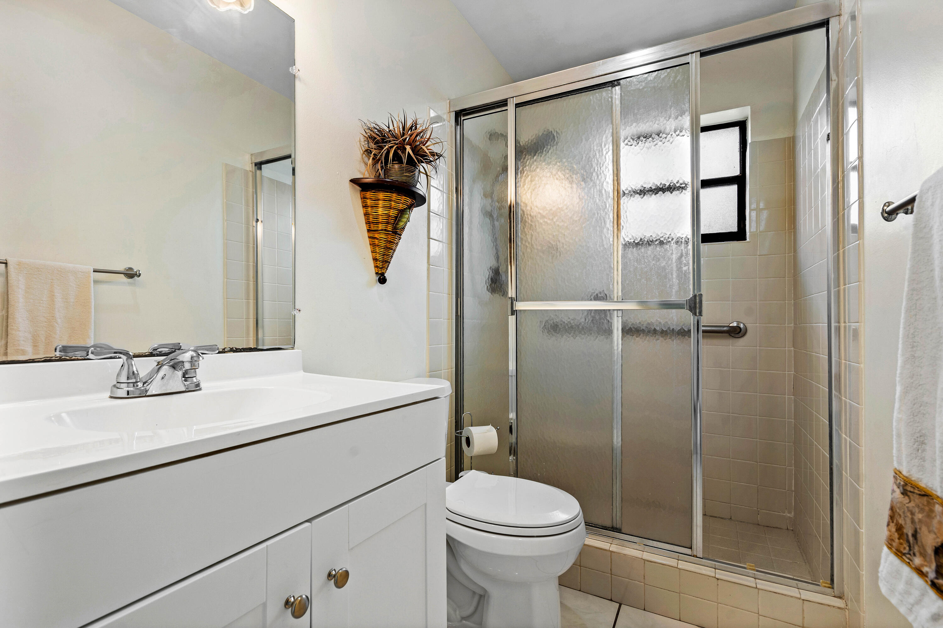 4350 Pear Tree Circle, Unit A Boynton Beach, FL 33436 - Photo 21 of 30 Guest Bathroom