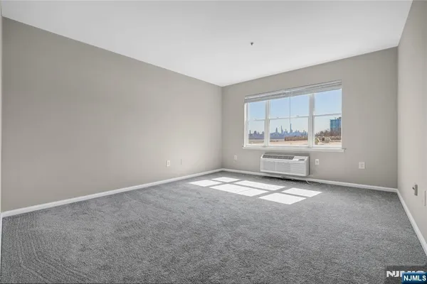 $2,700 | 905 River Road, Unit 310, Edgewater, NJ 07020