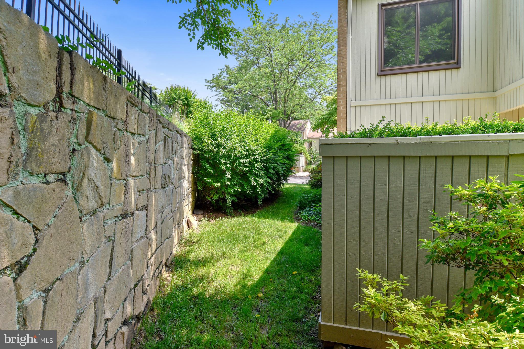 5260 Pooks Hill Road, Unit B8 Bethesda, MD 20814 - Photo 46 of 49 Right side view facing front