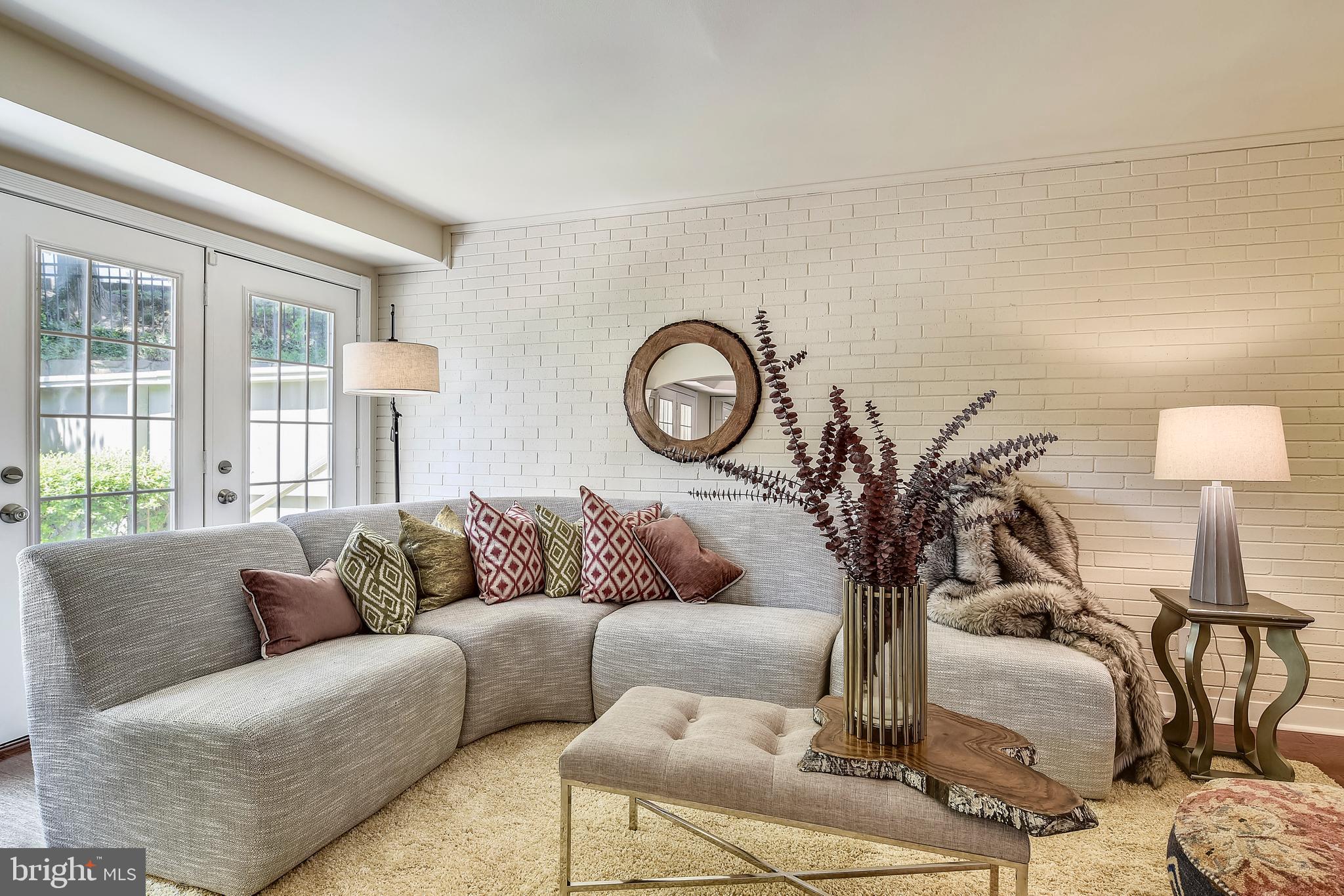 5260 Pooks Hill Road, Unit B8 Bethesda, MD 20814 - Photo 5 of 49 Living Room