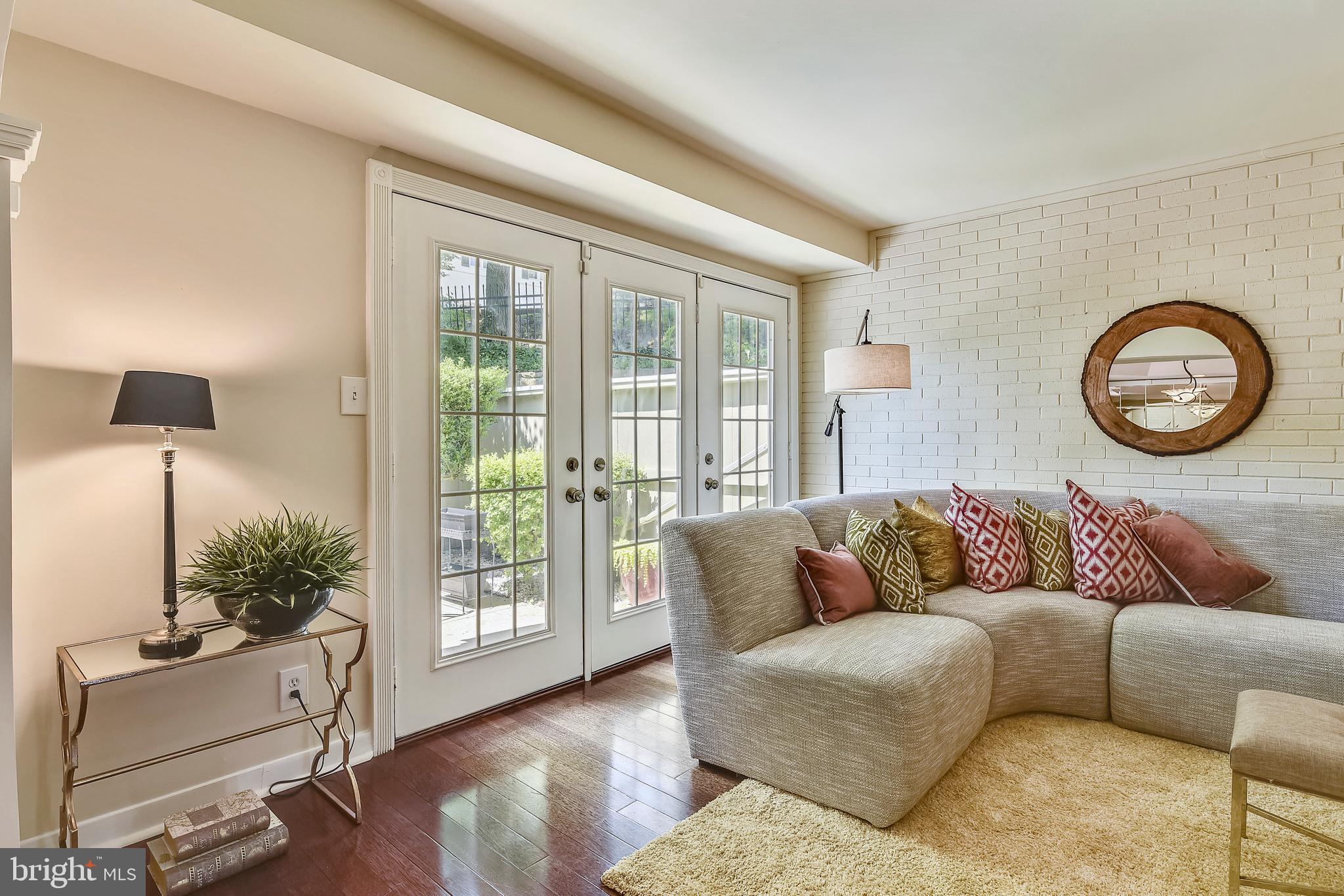 5260 Pooks Hill Road, Unit B8 Bethesda, MD 20814 - Photo 7 of 49 Living Room