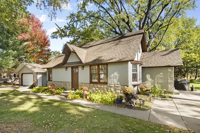 $330,000 | 6924 Lakeview Drive, Lino Lakes, MN 55014