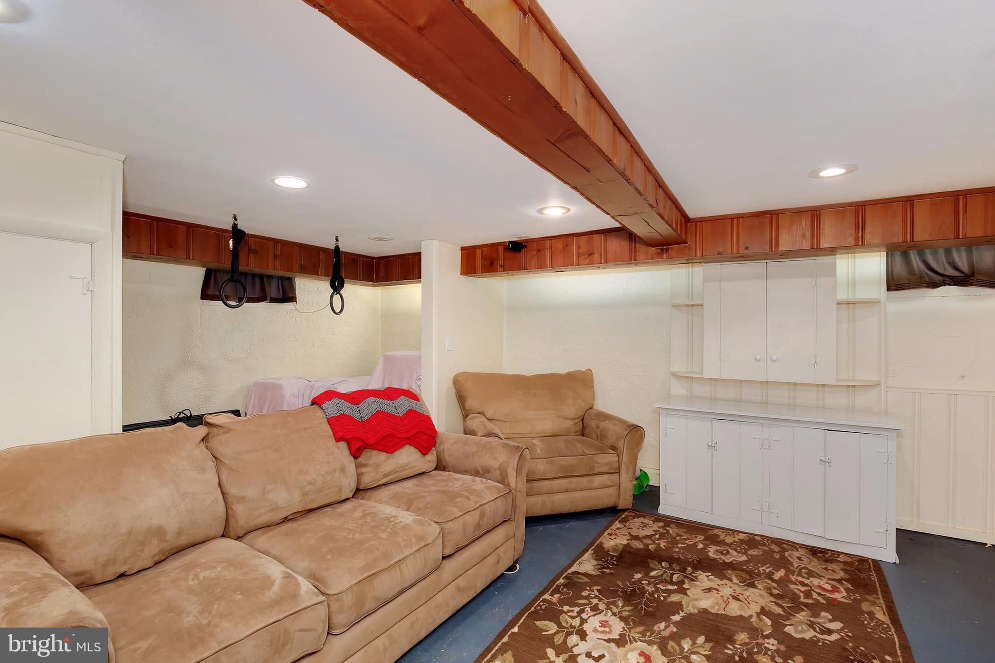 603 Carysbrook Road Baltimore, MD 21208 - Photo 25 of 30 a living room with furniture