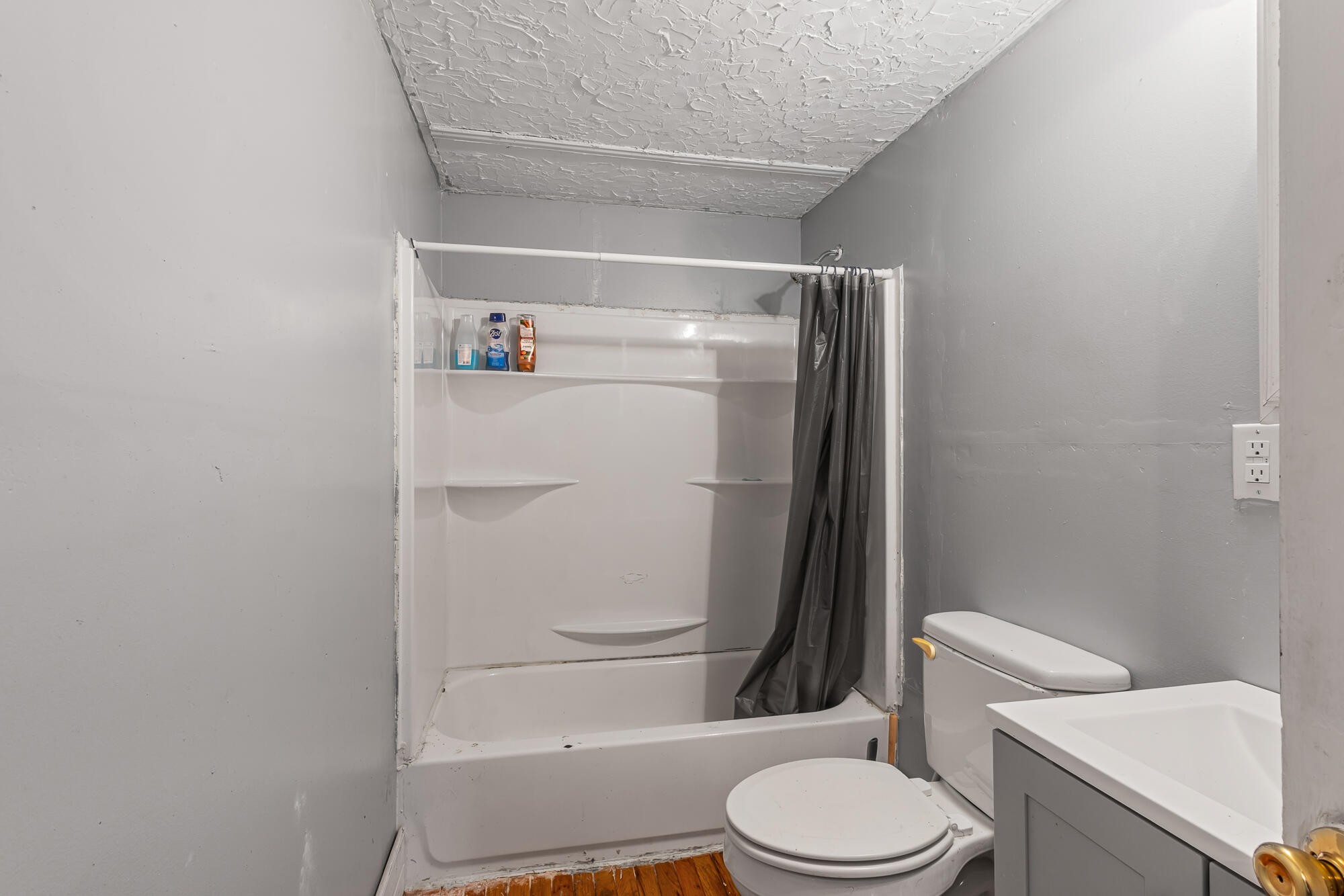 527 North Kilgore Street Athens, TN 37303 - Photo 11 of 13 a bathroom with a toilet and a shower