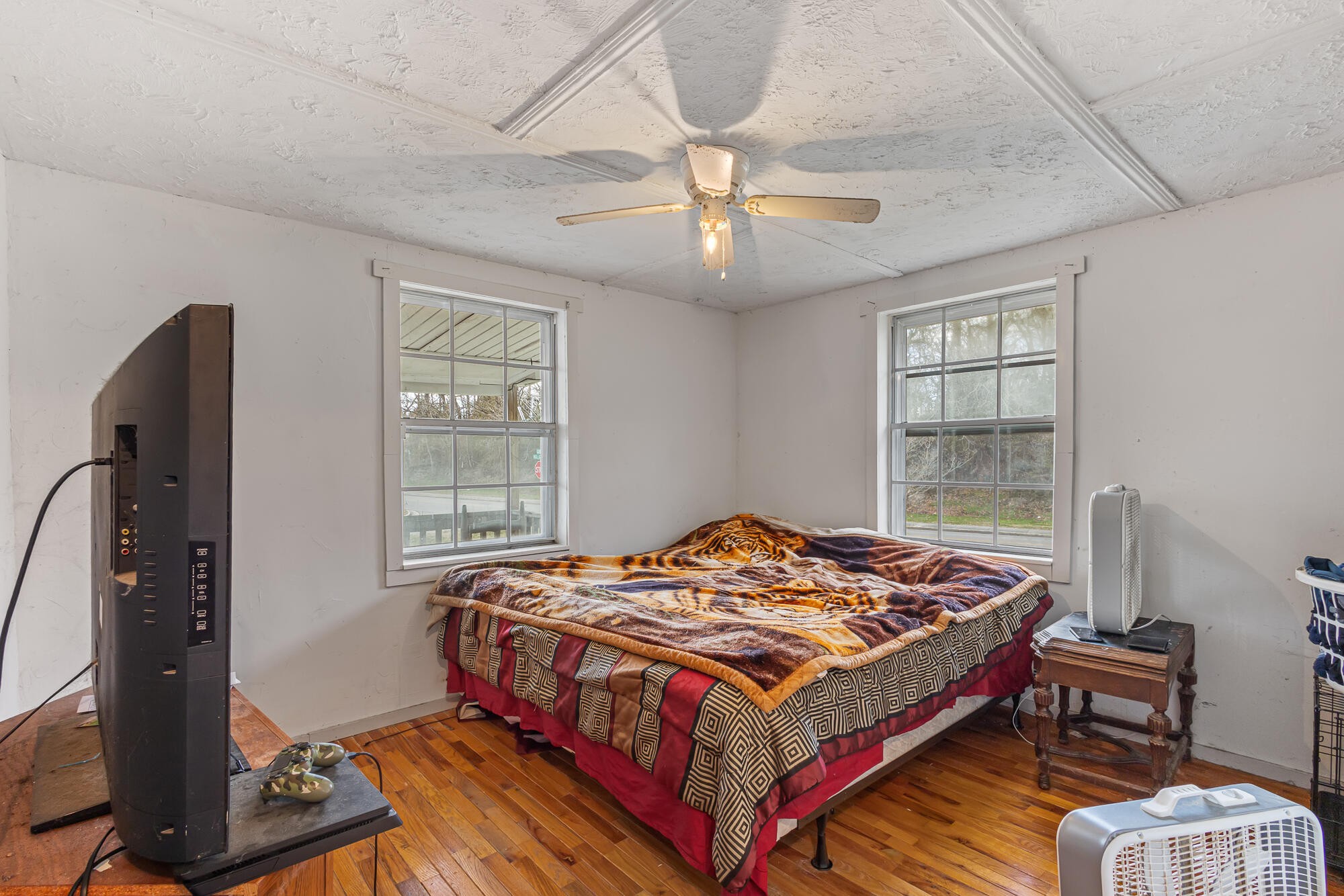 527 North Kilgore Street Athens, TN 37303 - Photo 12 of 13 a bedroom with a bed and a window