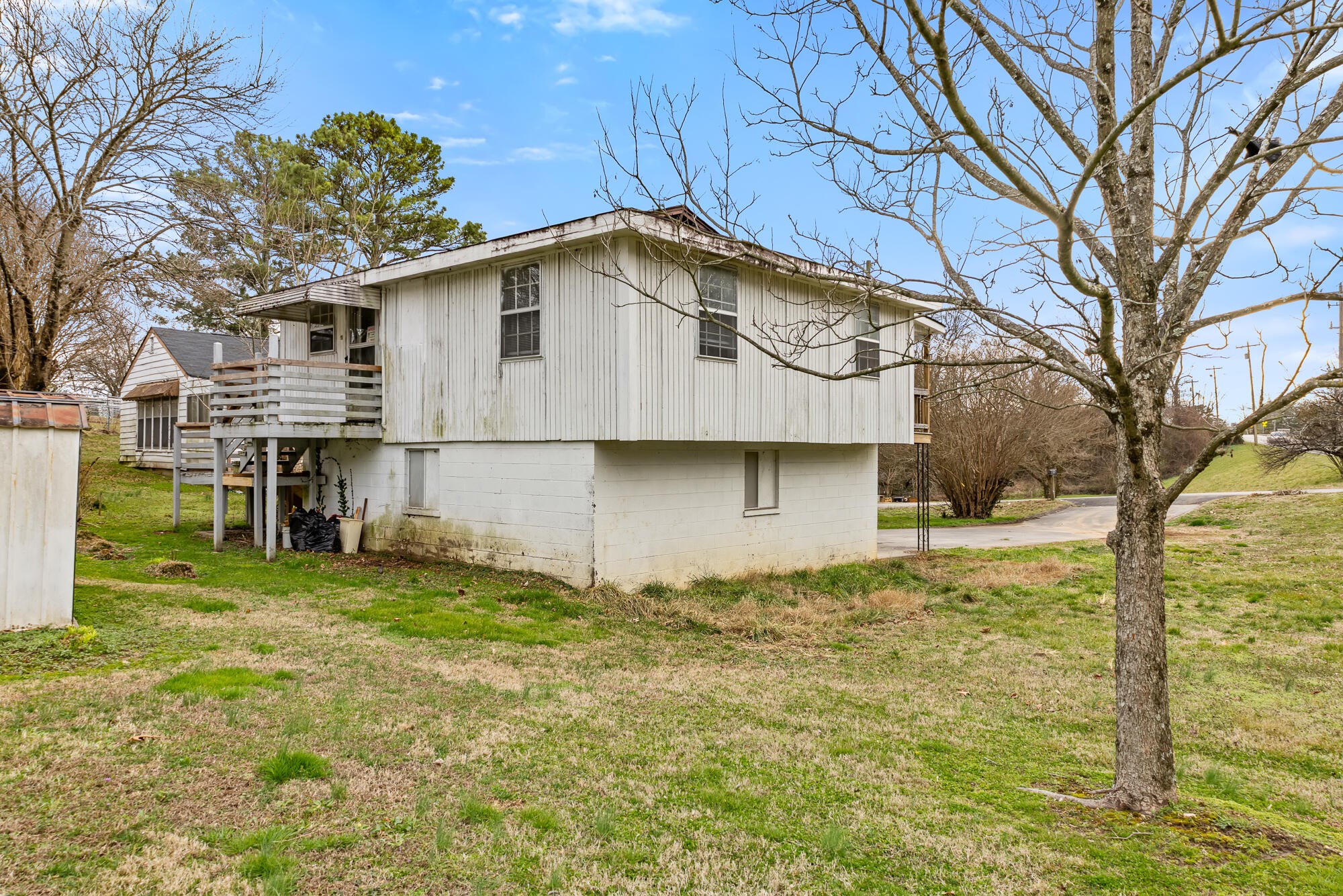 527 North Kilgore Street Athens, TN 37303 - Photo 3 of 13 a house view with a garden space