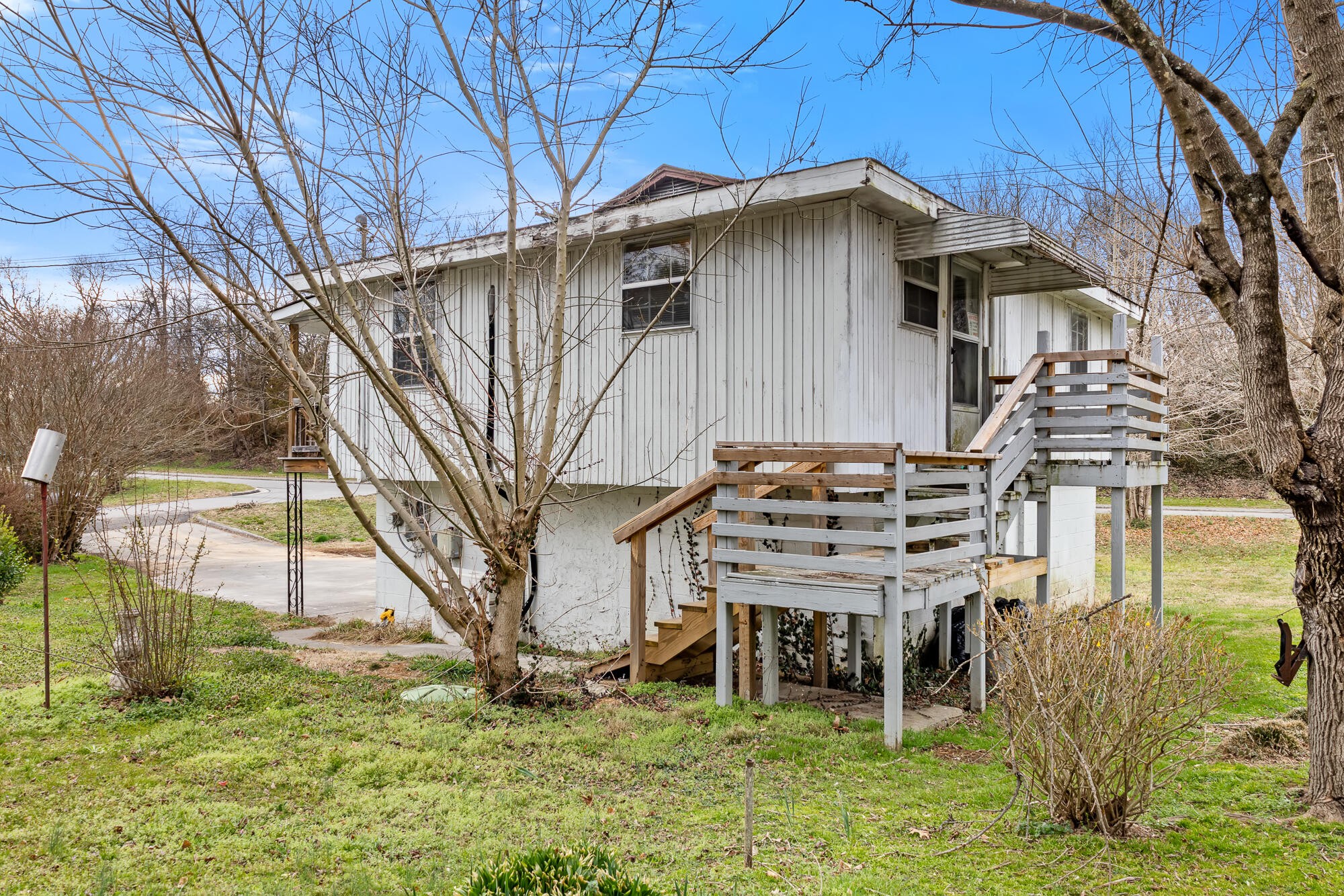 527 North Kilgore Street Athens, TN 37303 - Photo 5 of 13 a backyard of a house with table and chairs