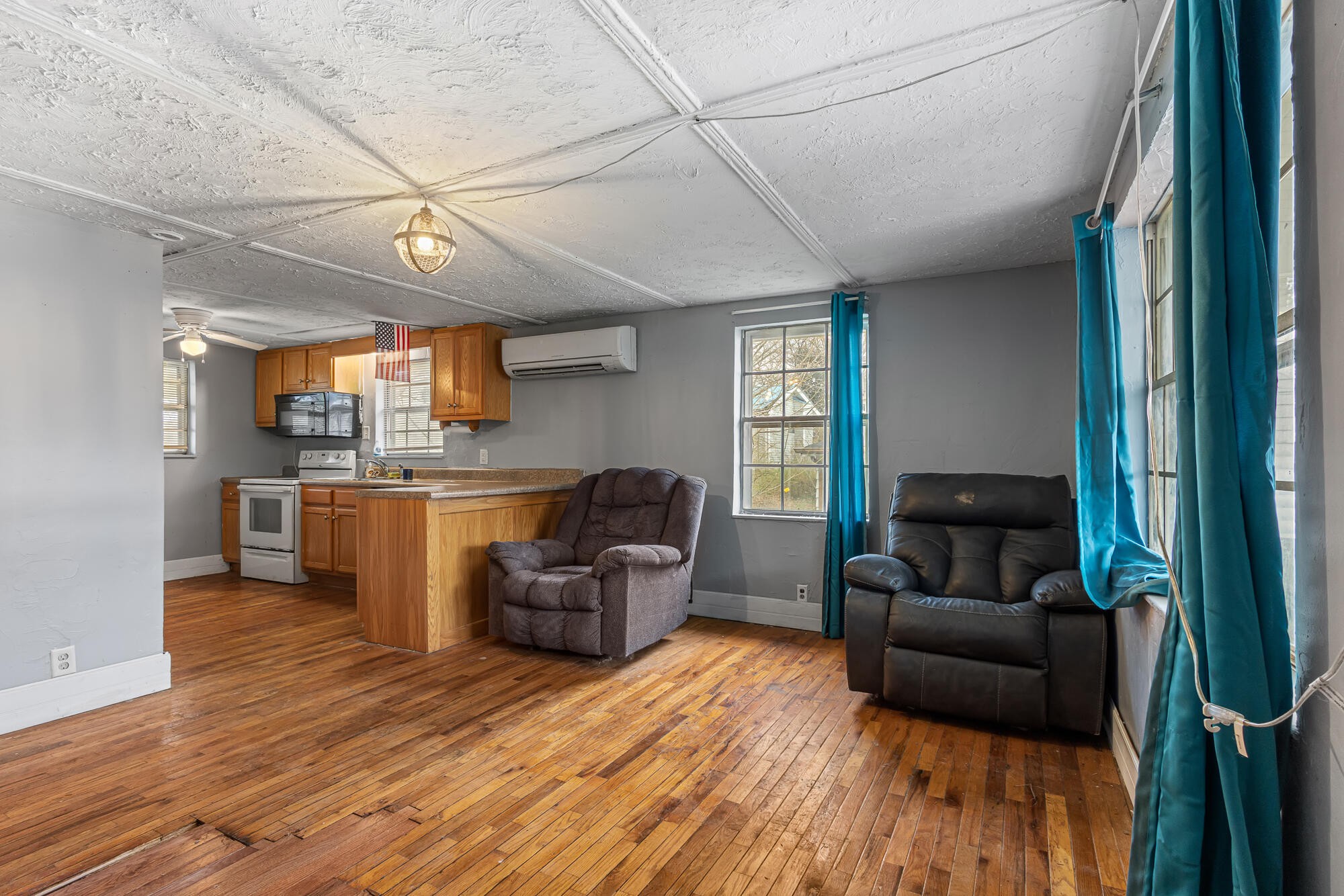 527 North Kilgore Street Athens, TN 37303 - Photo 6 of 13 a living room with furniture and a wooden floor