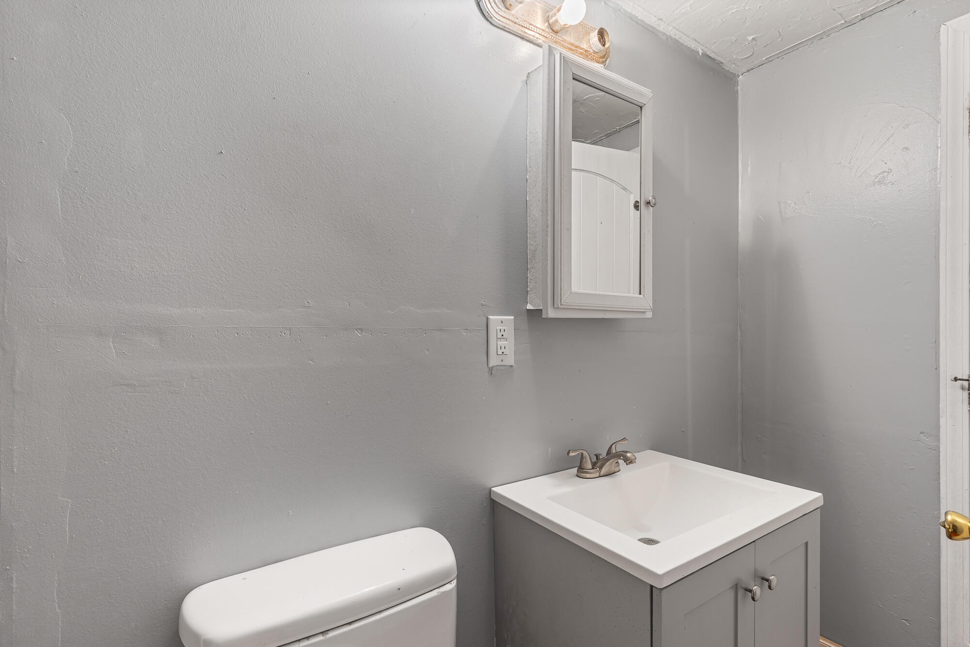 527 North Kilgore Street Athens, TN 37303 - Photo 10 of 13 a bathroom with a toilet sink and mirror