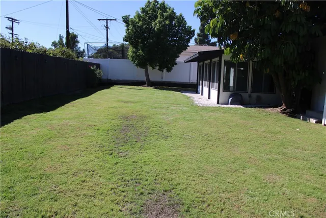 a view of a backyard