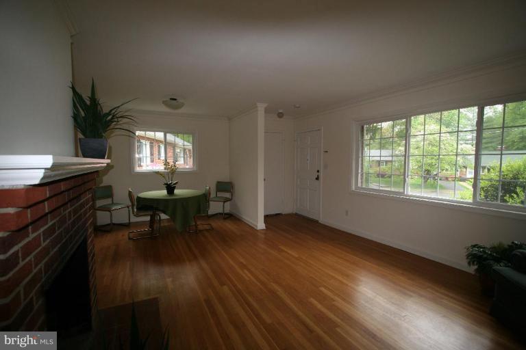 7100 27th Road North Arlington, VA 22213 - Photo 6 of 20 Living Room/Dining Room