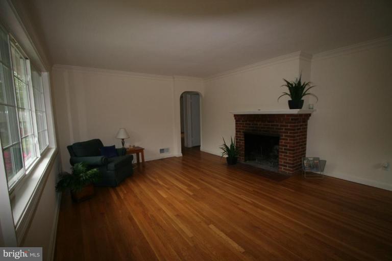 7100 27th Road North Arlington, VA 22213 - Photo 7 of 20 Living Room