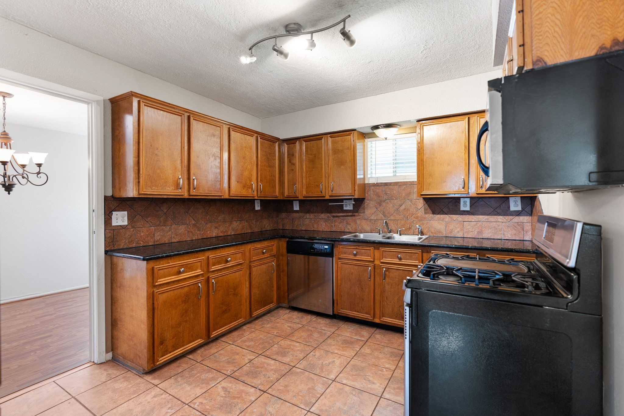 15602 Lillja Road Houston, TX 77060 - Photo 11 of 27 Kitchen