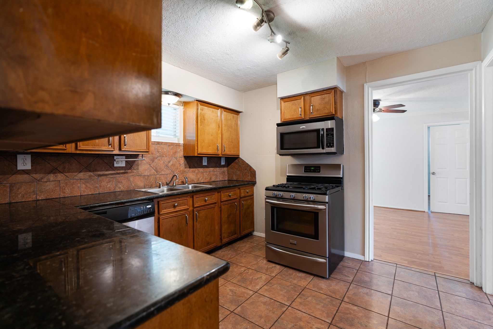 15602 Lillja Road Houston, TX 77060 - Photo 9 of 27 Kitchen