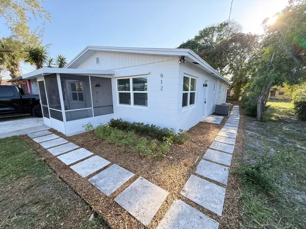 $295,000 | 912 Southeast Tarpon Avenue, Stuart, FL 34994