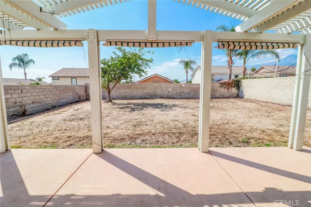 a view of a backyard