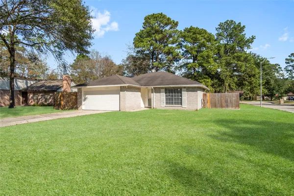 a view of a house with backyard and garden