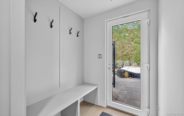 a view of livingroom with furniture