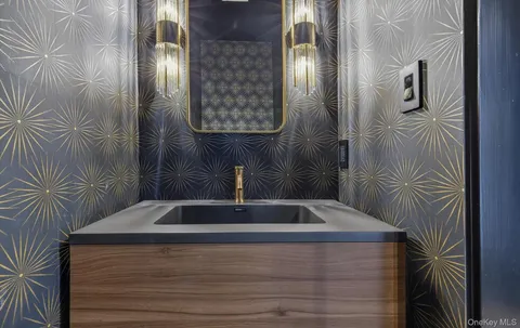 a close view of sink