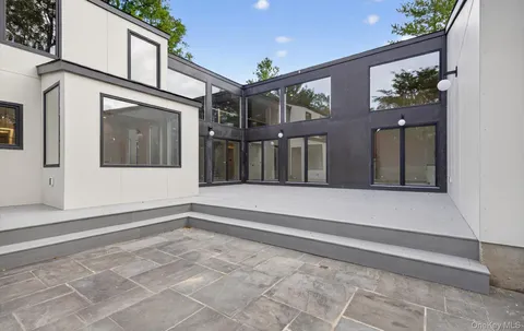 a view of a house with backyard and garden