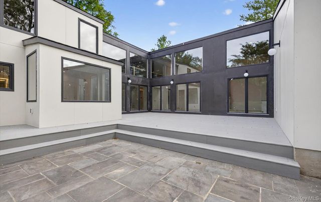 a view of a house with backyard and garden