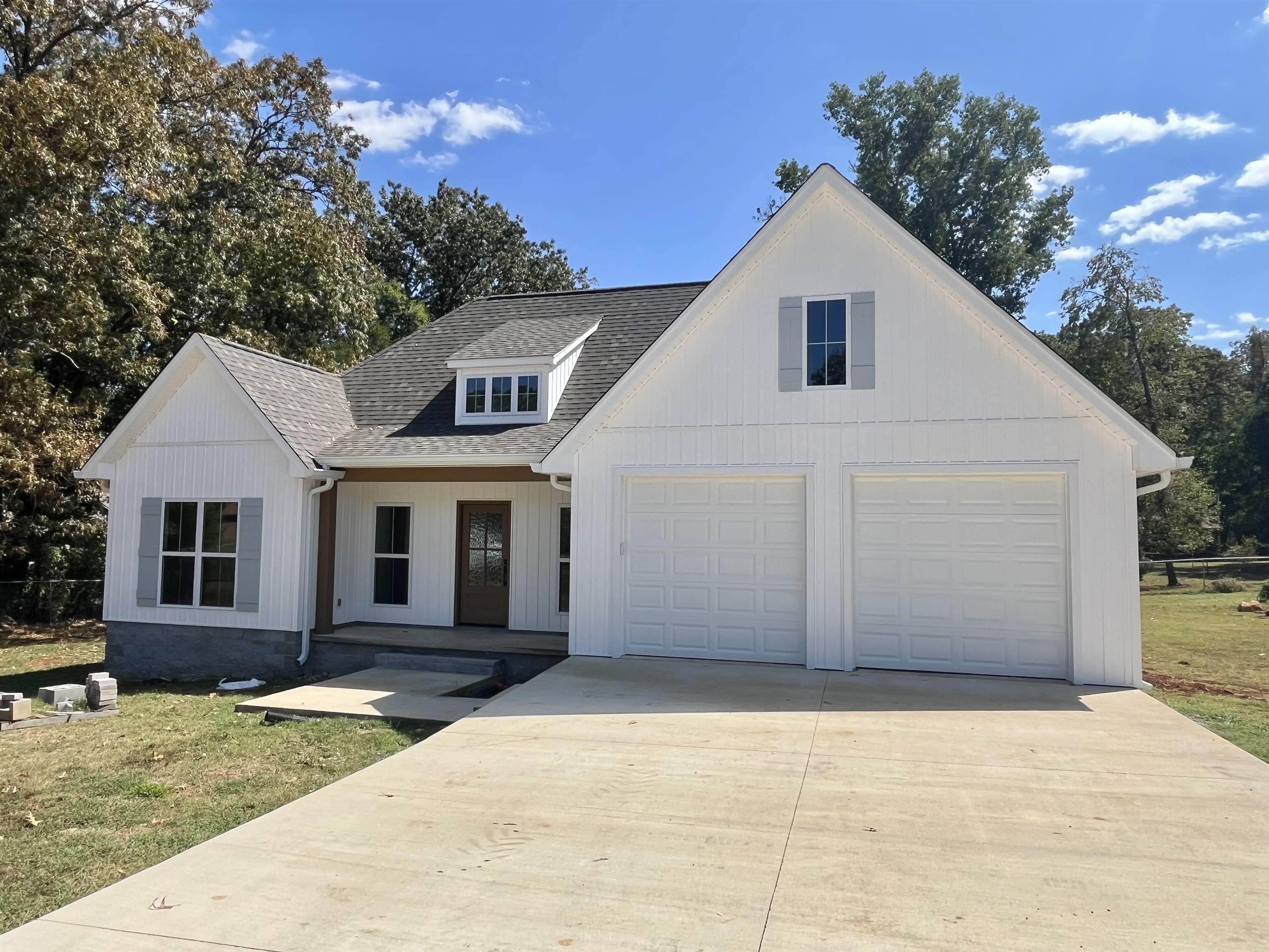 135 Paine Road Savannah, TN 38372 - Photo 2 of 14 a front view of a house with yard