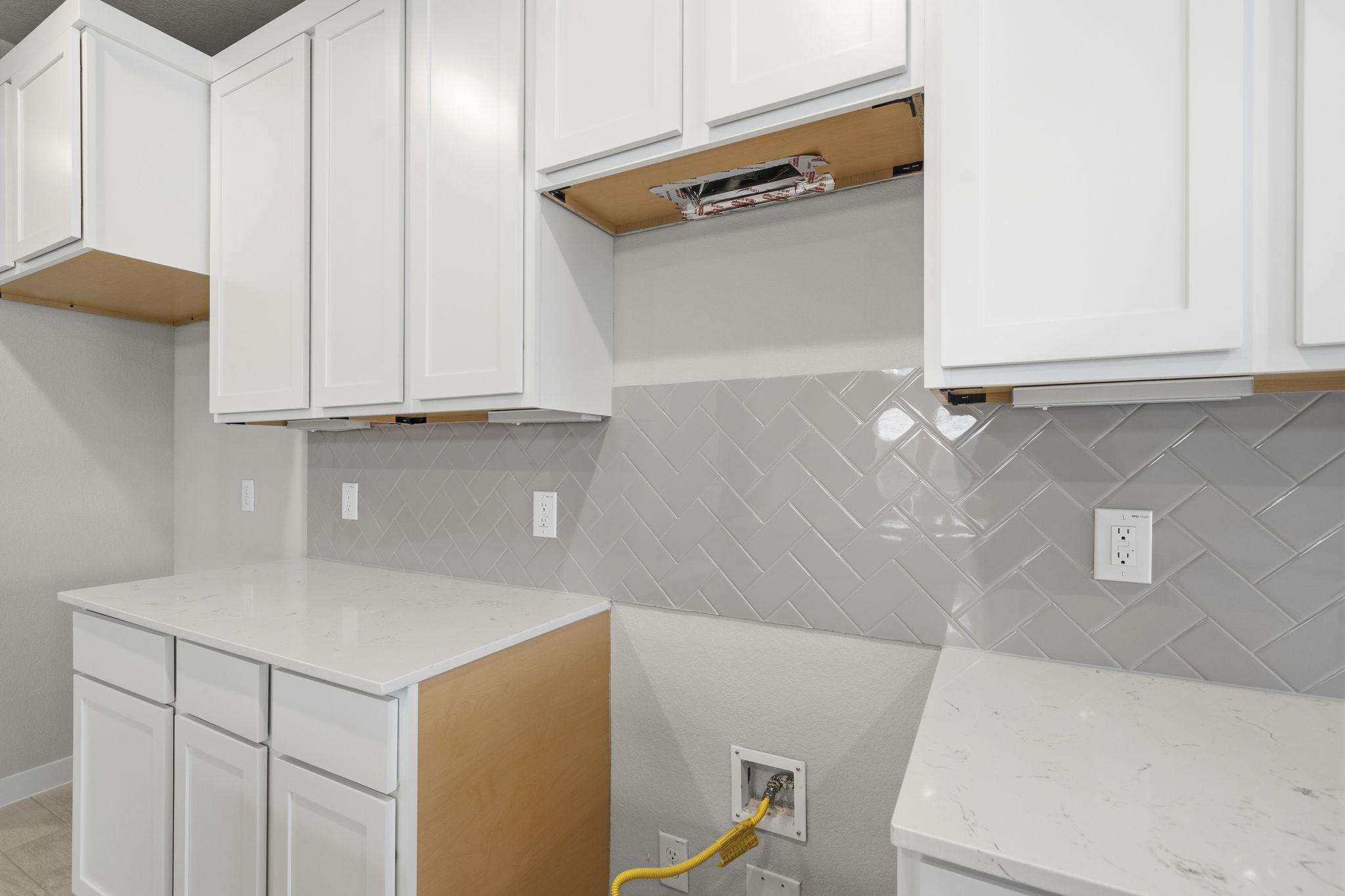 2567 Forest Cedar Lane Conroe, TX 77301 - Photo 4 of 40 a view of cabinets and wooden floor