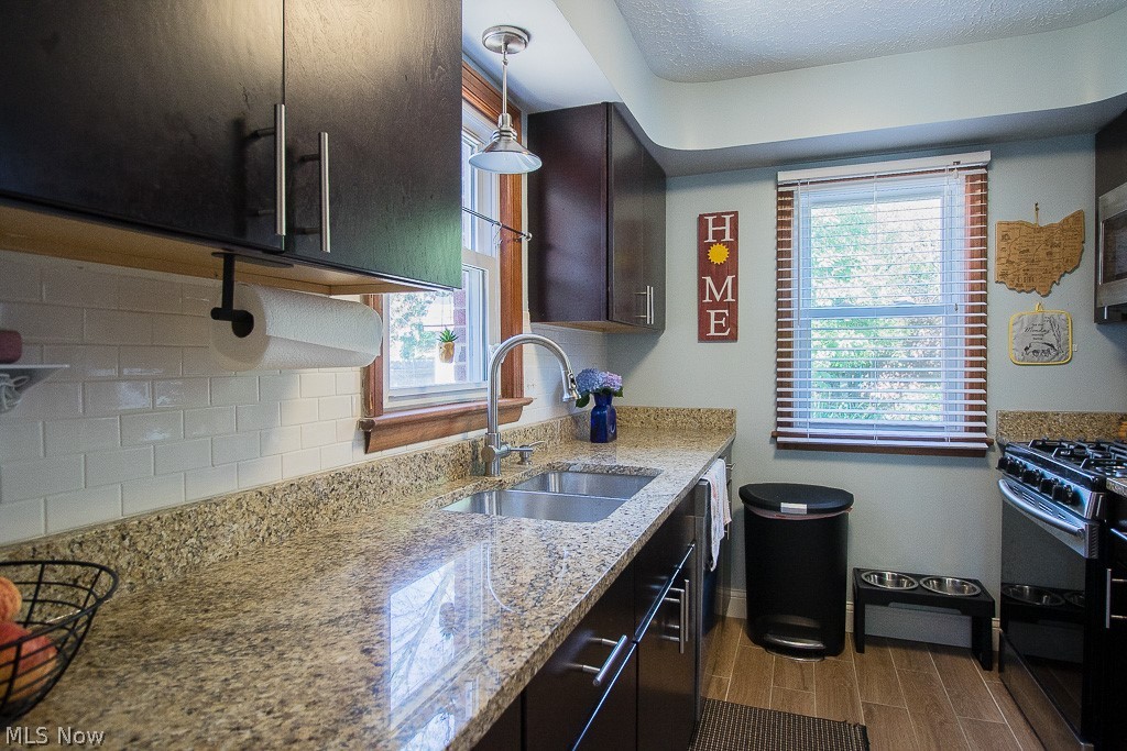 2259 Fenwick Road Cleveland, OH 44118 - Photo 3 of 25 Granite Counters