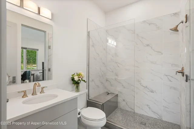 a view of backyard with a garden and trees